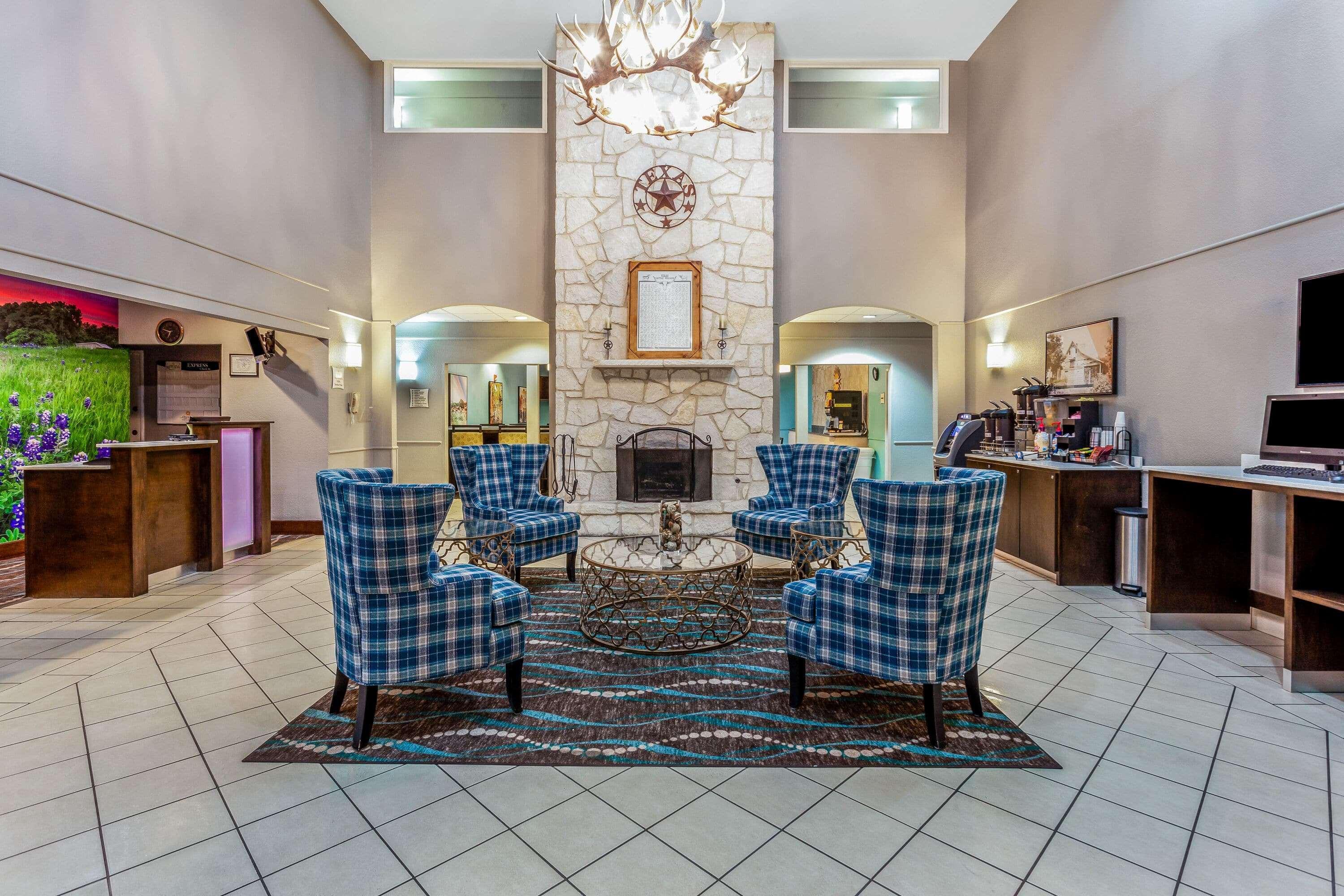 La Quinta By Wyndham Kerrville Exterior photo